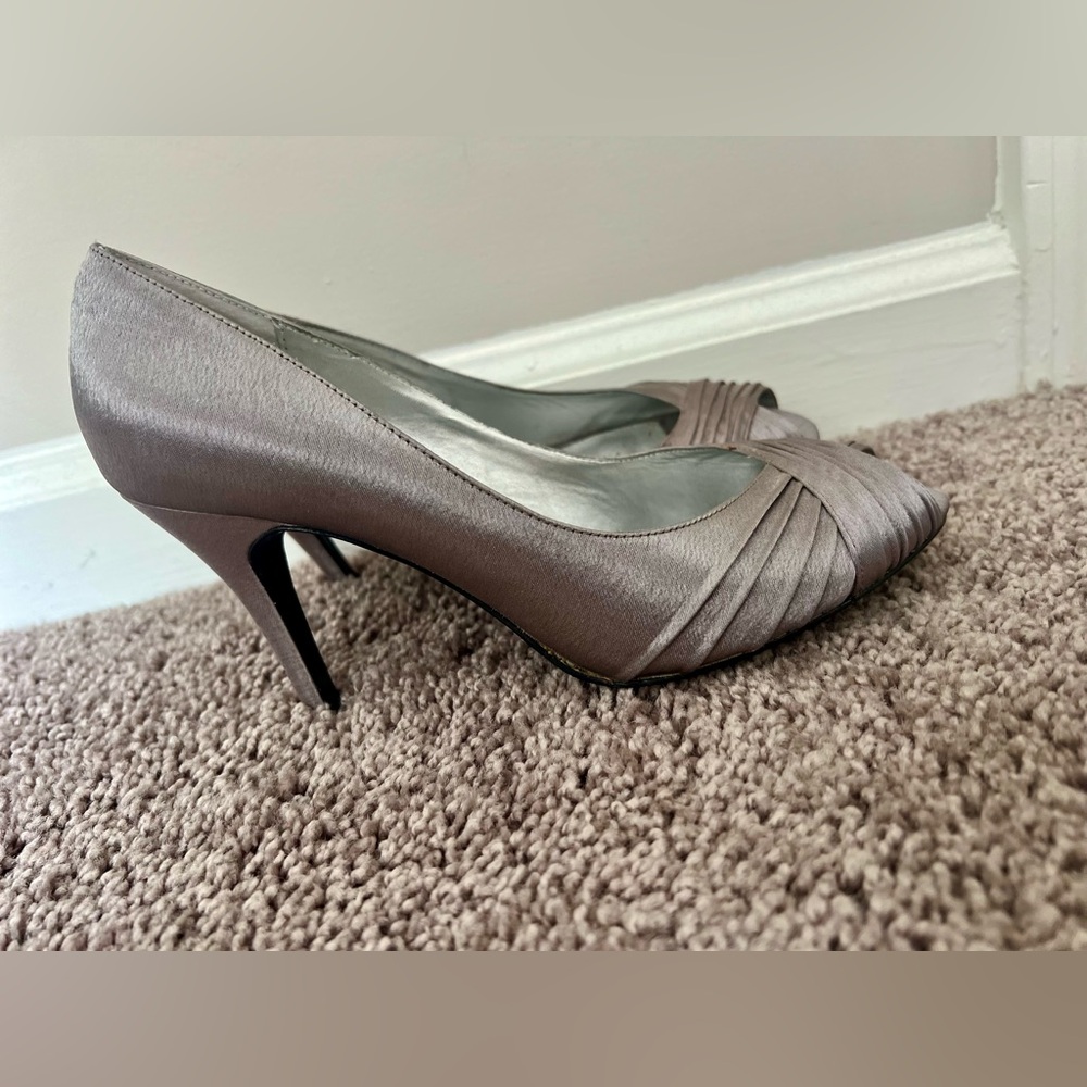 Adrianna Papell Farrel Heels Womens 7.5M
Silver Satin 7.5 size